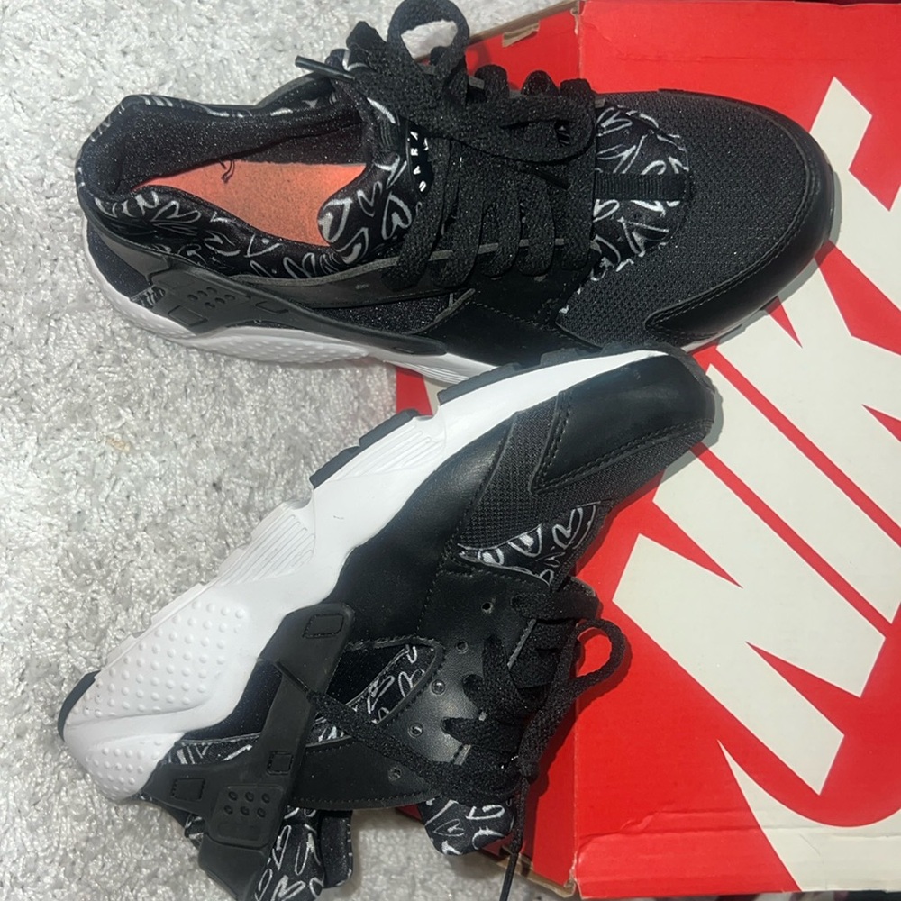 Nike Huarache Run Black/White Heart Print Big Kids Size 6Y